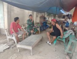 Senyum Ceria Babinsa Koramil 01/KSP Saat Laksanakan Komsos Bersama Warga