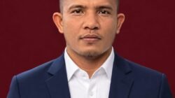 Contoh Nyata! Calon Sekdes Buket Panjou Manfaatkan Keahlian Sendiri, Perbaiki Tenda Kampung Tanpa Pamrih