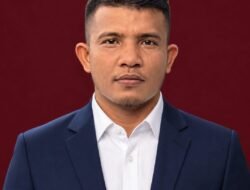 Contoh Nyata! Calon Sekdes Buket Panjou Manfaatkan Keahlian Sendiri, Perbaiki Tenda Kampung Tanpa Pamrih