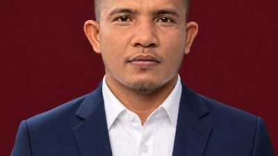 Contoh Nyata! Calon Sekdes Buket Panjou Manfaatkan Keahlian Sendiri, Perbaiki Tenda Kampung Tanpa Pamrih