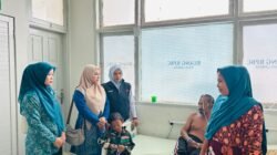 Ketua Komisi I DPRK Langsa Kunjungi Korban Kebakaran di Rumah Sakit, Hadirkan Kepedulian dan Dukungan