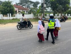 Pastikan Zona Aman Sekolah Lancar Dan Tertib, Sat Lantas Polres Aceh Tamiang Lakukan Pengaturan Arus Lalulintas