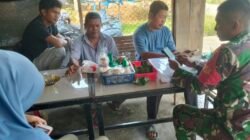 Perkuat Kedekatan dengan Warga, Babinsa Koramil 04/Bendahara Intensifkan Komsos di Desa Masjid Sungai Iyu