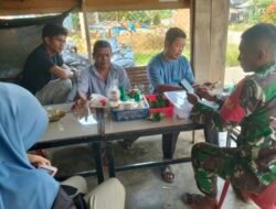 Perkuat Kedekatan dengan Warga, Babinsa Koramil 04/Bendahara Intensifkan Komsos di Desa Masjid Sungai Iyu