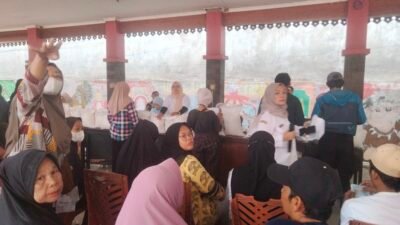 Kasi Kesos Jatiwaringin Salurkan Bantuan Beras 30 Kilogram, PSM, Staf Kelurahan dan Linmas Turut Membantu.