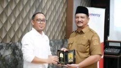 Bupati Armia Terima Bantuan Alkes dari Mercy Malasyia pada Penutupan Lokakarya Kesehatan Mental