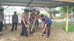 Bukan Hanya di Balik Meja, Aparatur Nurussalam Bergotong‑royong Membersihkan Kantor