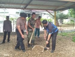 Bukan Hanya di Balik Meja, Aparatur Nurussalam Bergotong‑royong Membersihkan Kantor