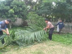 Jumat Penuh Makna, Kapolsek dan Anggota Bersih‑bersih di Kantor Camat