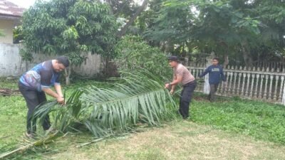 Jumat Penuh Makna, Kapolsek dan Anggota Bersih‑bersih di Kantor Camat