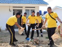 Kapolres Aceh Tamiang pimpin Jumat bersih di huntap bagunan polri wujud kan lingkungan sehat dan nyaman