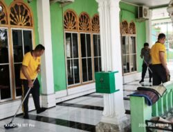 Polsek rantau gelar bakti sosial ,gotong royong bersih kan masjid Istiqomah desa alur cucur