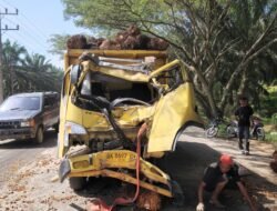 Dua Unit Truck Terlibat Lakalantas, Unit Gakkum bersama Polsek Kejuruan Muda Gatur Lalin Dan Olah TKP