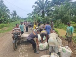 Cegah Luapan Sungai, Polsek Seruway dan Warga Gotong Royong Perkuat Tanggul di Desa Gelung