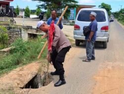 Mobil Terperosok di Jalan Berlubang, Kapolsek Nurussalam Hadir Membantu