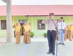 Hadir di Tengah Siswa, Kapolsek Julok Pimpin Upacara Bendera di SMA Negeri 1 Julok
