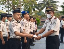 PEDULI KESEHATAN PEGAWAI, KARUTAN POSO BAGIKAN MASKER SAAT APEL PAGI UNTUK ANTISIPASI DAMPAK ASAP KARHUTLA