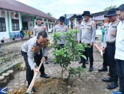 Green Policing, Kapolres Aceh Timur Hijaukan Kembali SMA Negeri 1 Simpang Ulim