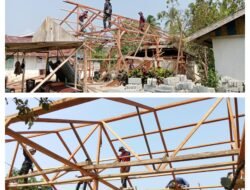 Memasuki Tahap Pemasangan Reng Rangka Atap, Personel Satgas TMMD Bersama Warga Memotong Dan Memasang Kayu Dengan Penuh Ketelitian